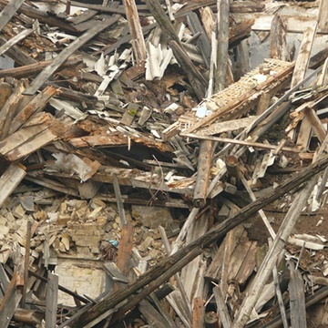 Entulho misturado: madeira, plástico e papelão