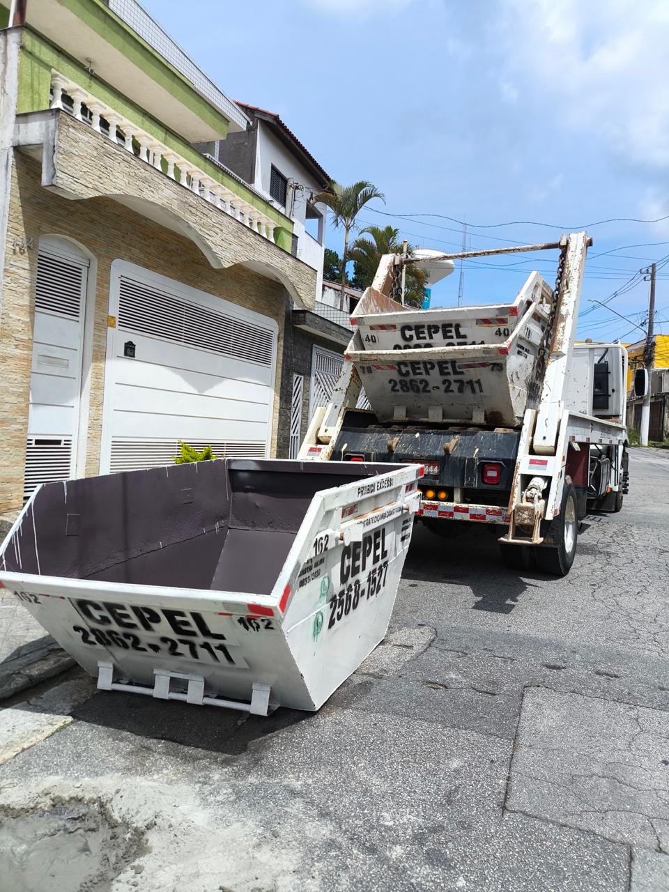 Caçamba CEPEL recebendo entulho de obra